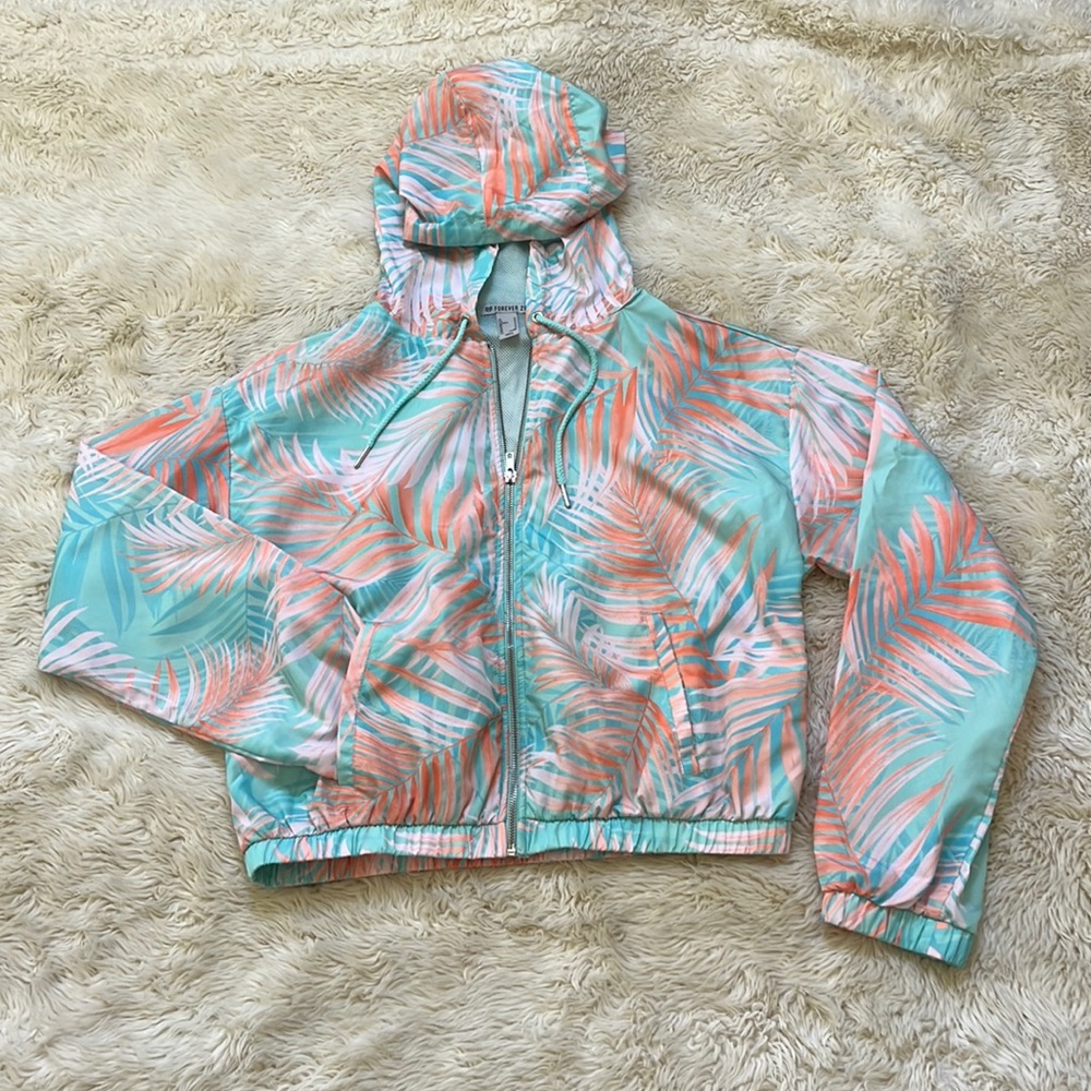 FOREVER21 Women’s Windbreaker Tropical Print with Hoodie and Zipper Cropped Sz M